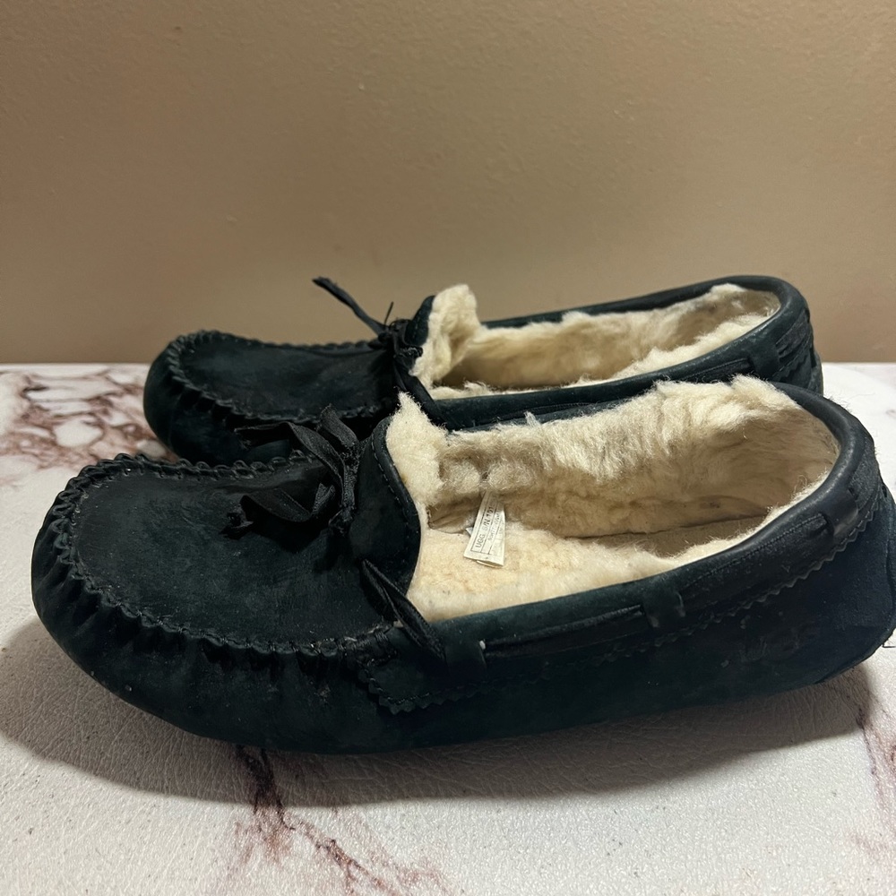 UGG Dakota Black Suede Fur Slippers Womens Size 7.